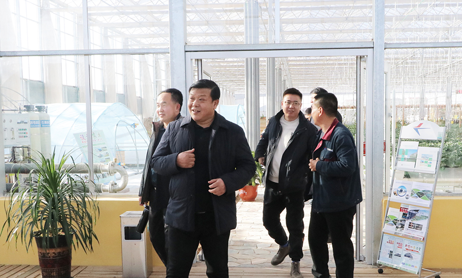 2024年會(huì )938圖智能溫室張總帶隊切.jpg